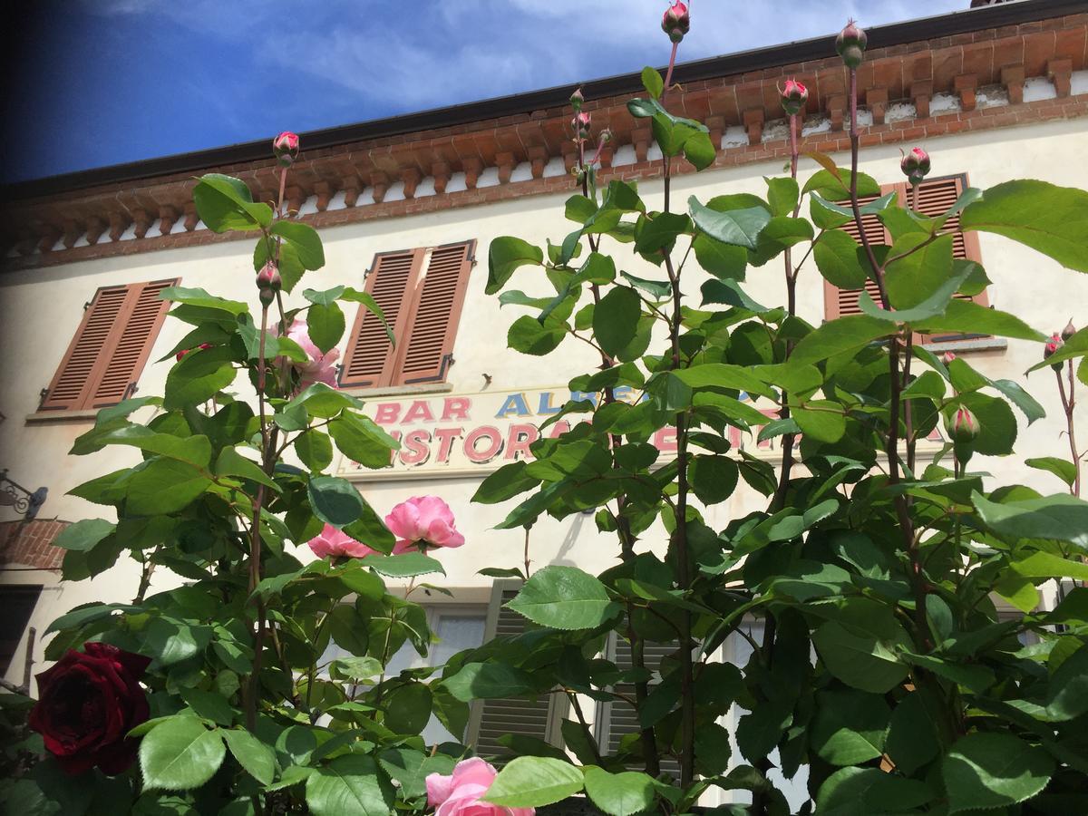 Locanda Italia Serralunga d'Alba Bagian luar foto