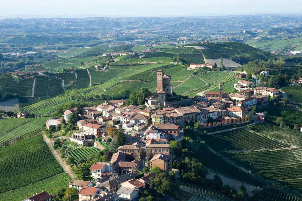 Locanda Italia Serralunga d'Alba Bagian luar foto